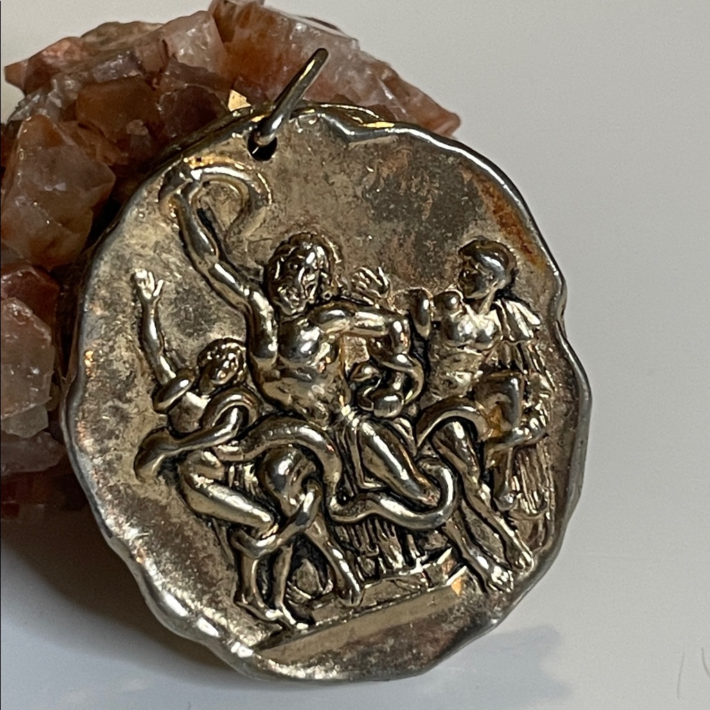 Vintage Pendent Depicting The Hellenistic Sculpture Laocoon And His Sons 95$